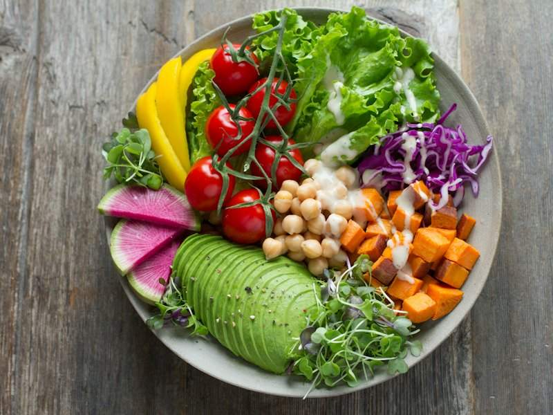 Plato con verduras, legumbres y aguacate — imagen ilustrativa