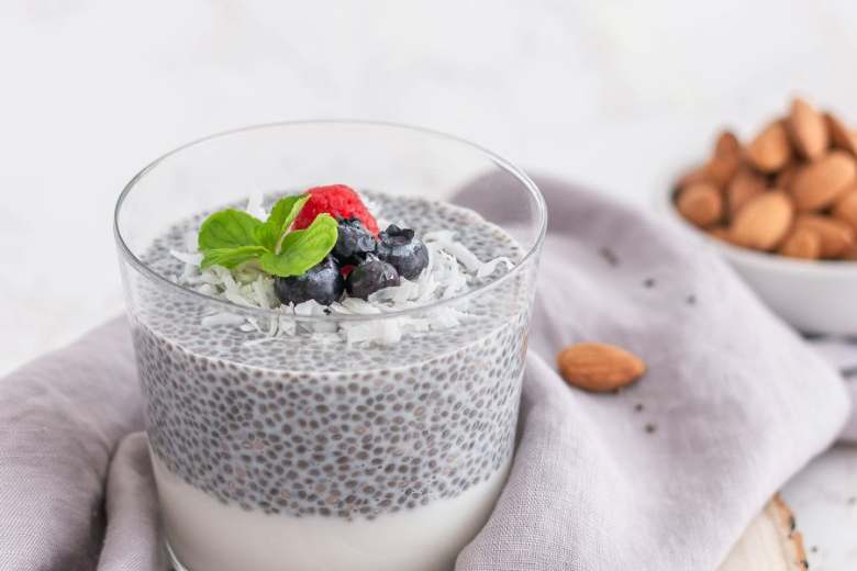 Pudin de chía en vaso con fruta — imagen ilustrativa