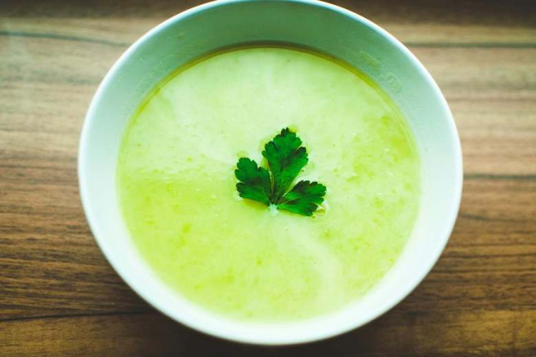 Crema verde de verduras en cuenco — imagen ilustrativa