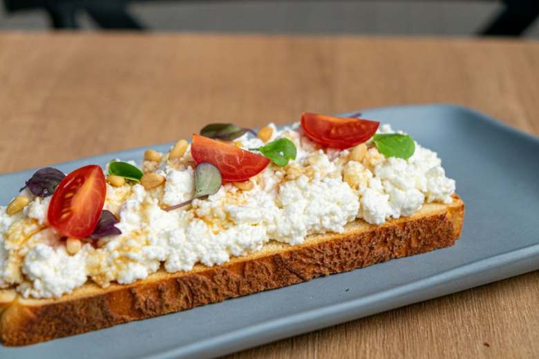Tosta de pan con requesón y verduras — imagen ilustrativa